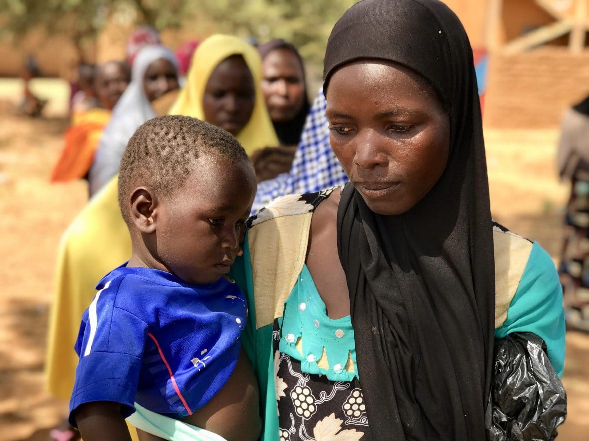 Nigerien mother and child at an aid distribution center