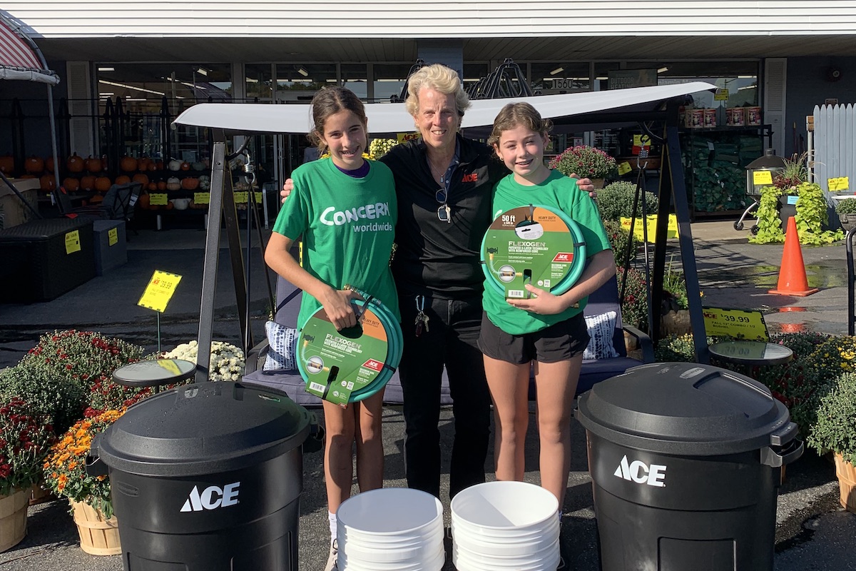 Concern 812 volunteers hold a car wash to raise funds for Concern Worldwide in Glenview, IL