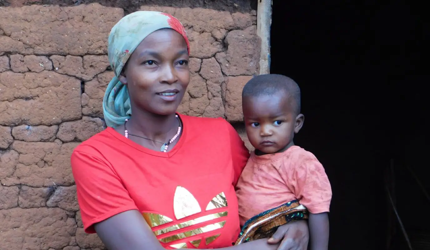 Francine Fitina (32) is a mother of 5 children living in Rugombo commune, Cibitoke province, Burundi. Besides being a farmer, Francine is a Care Group Volunteer.
