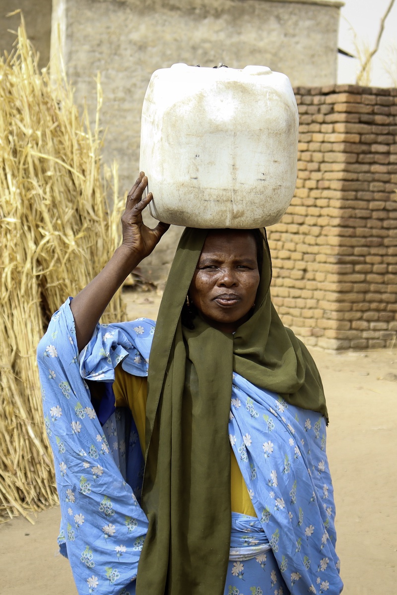 Milezi Ibrahim Djibrine returning from the water point. (Photo: Saam Kouakaine/Concern Worldwide)