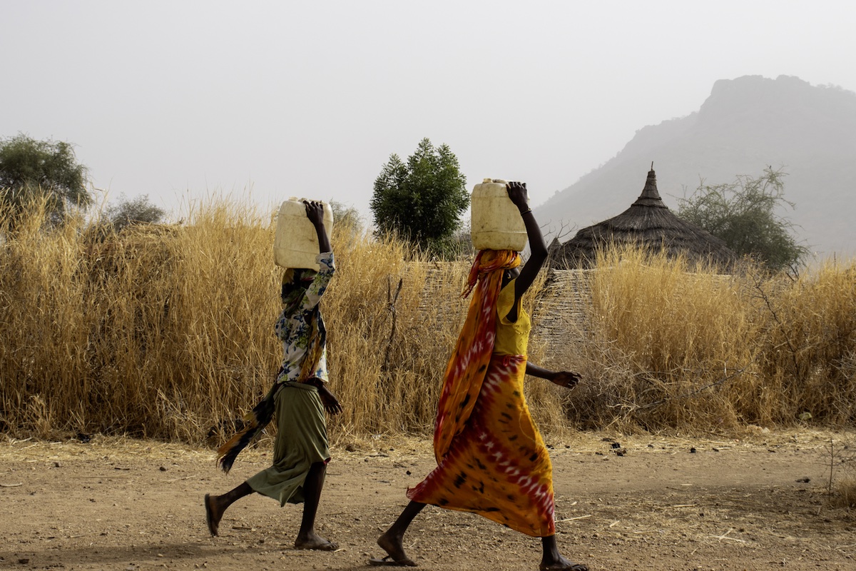 Ratna Mahamat Saleh and Zoura Djibrine returning from a water point managed by Concern Worldwide with support from IRT.