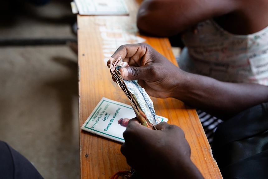 A person holding Haitian banknotes
