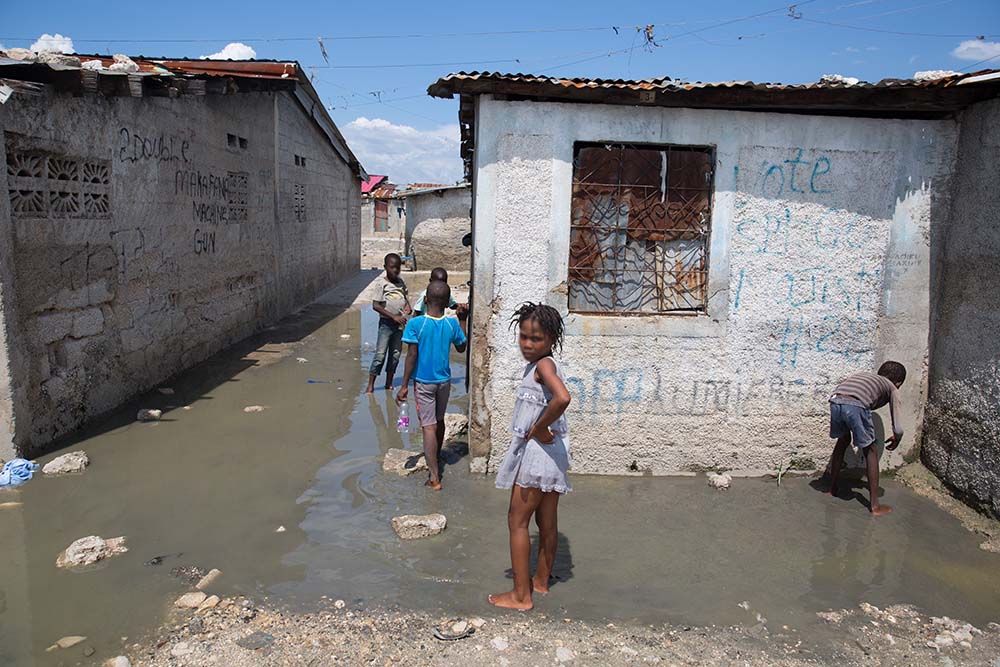 kids play in cité soleil haiti