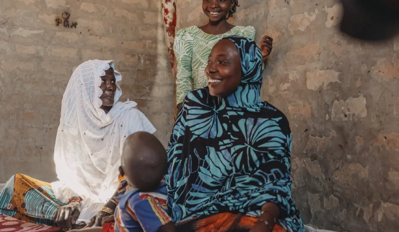 Mama Saodeko Moussa Zouéra (37) and her children Zarah (9) in the green dress and Abdoul (5), with their Grandmother Aminala