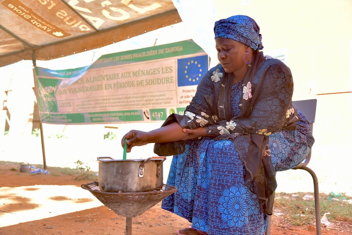 Concern's Harira Yagi gives a cooking demonstration to show households who will receive fortified flour in Tahoua how to make porridge. (Photo: Concern Worldwide)