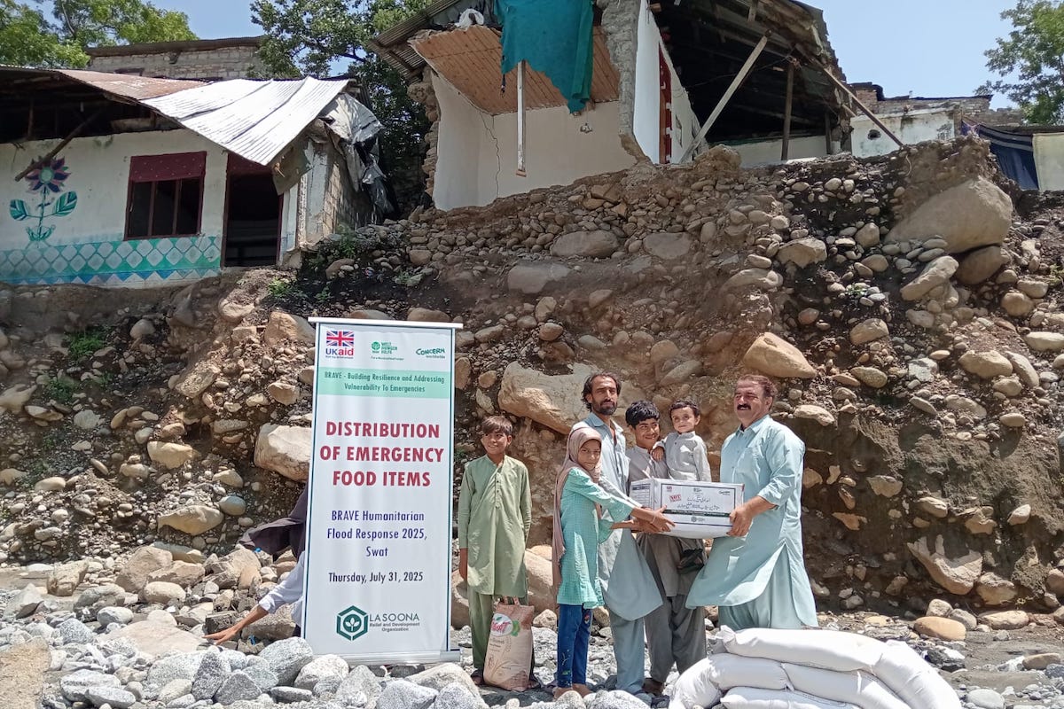 Distribution of dry food ration packs among flood affected community members, under the BRAVE project, of which Concern is a partner. (Photo: Lasoon/Welthungerhilfe)