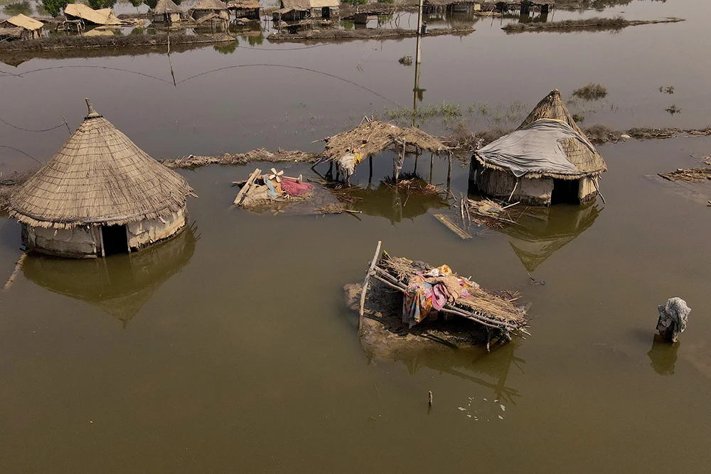 Thatched dwellings inunfdated with floodwater