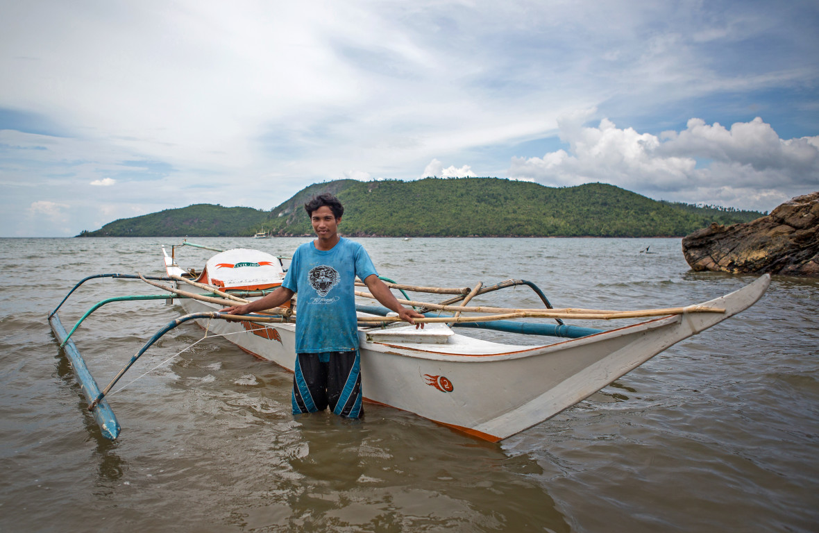 Nolito Dela Cruz and his family lost their home and boat during Typhoon Haiyan. Slowly they managed to rebuild, they also received a new boat from Concern Worldwide so they can continue their livelihood of fishing. Photo: Steve De Neef