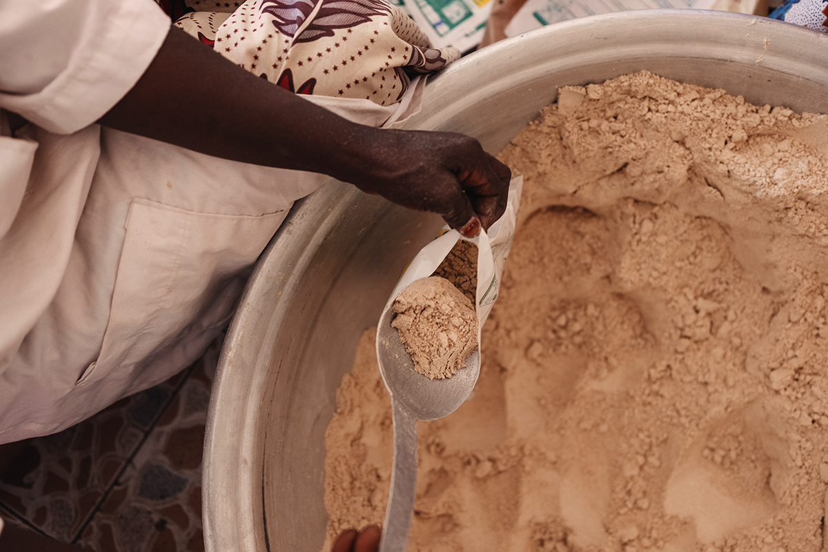 Production of Misola Fortified Flour in Tahoua, Niger. Concern partnered with Misola to set up a production facility in Tahoua and train its employees in production and marketing the enriched flour, which is effective at fighting malnutrition in children. (Photo: Ollivier Girard/Concern Worldwide)