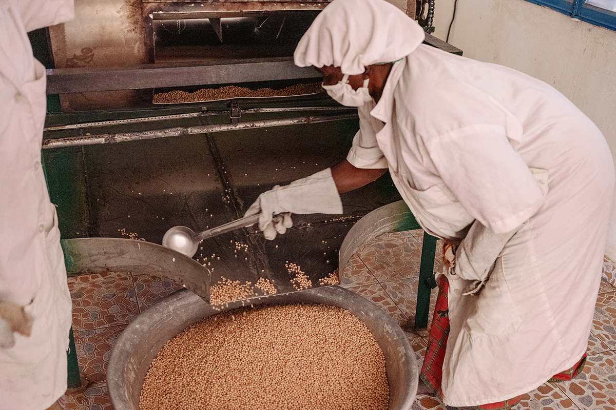 Production of Misola Fortified Flour in Tahoua, Niger. Concern partnered with Misola to set up a production facility in Tahoua and train its employees in production and marketing the enriched flour, which is effective at fighting malnutrition in children. (Photo: Ollivier Girard/Concern Worldwide)
