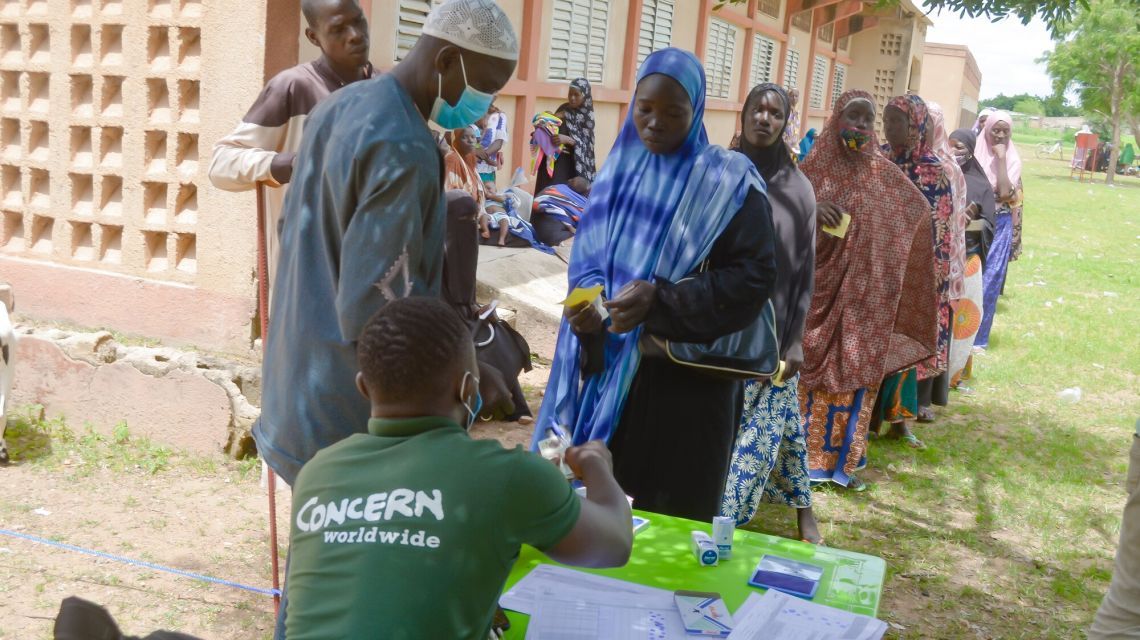 People signing for and receiving kits from the Concern team at Ramesim site.