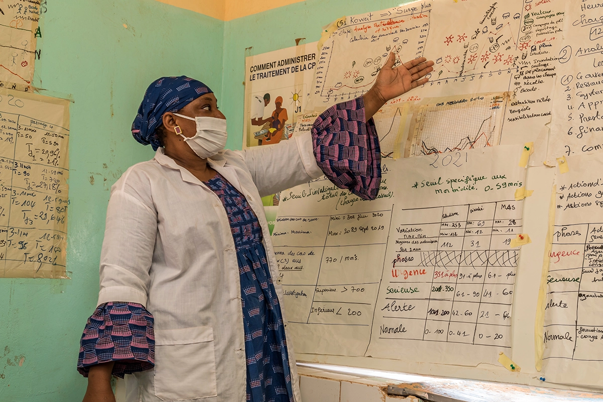 Rahila Paraizo, Head of Koweit Health Facility presents the CMAM Surge charts during a supervision session, Tahoua. (Photo: Apsatou Bagaya/Concern Worldwide)