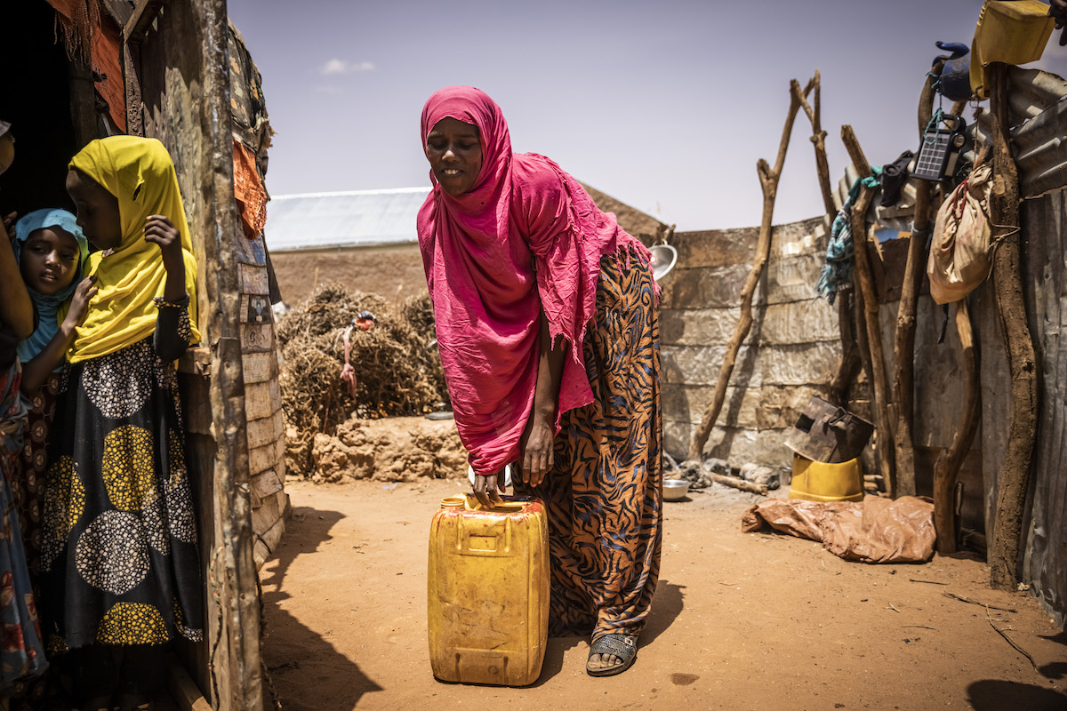 Ayaan Mahamuud Muuse collecrs water in Odweiyng, Somalia. (Photo: Ed Ram/Concern Worldwide)