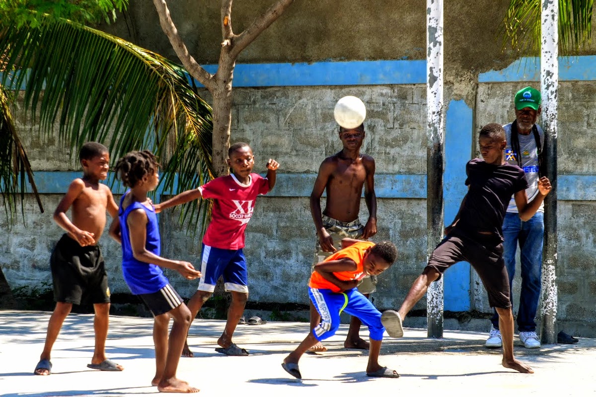 Children play in the Foyer Culturel du Mexique in the outskirts of Cité Soleil, a sprawling marginalized community of 400,000. International aid groups and local NGOs provide the majority of basic services, such as water, electricity, and education. (Photo: Tim Sheehan/Concern Worldwide)