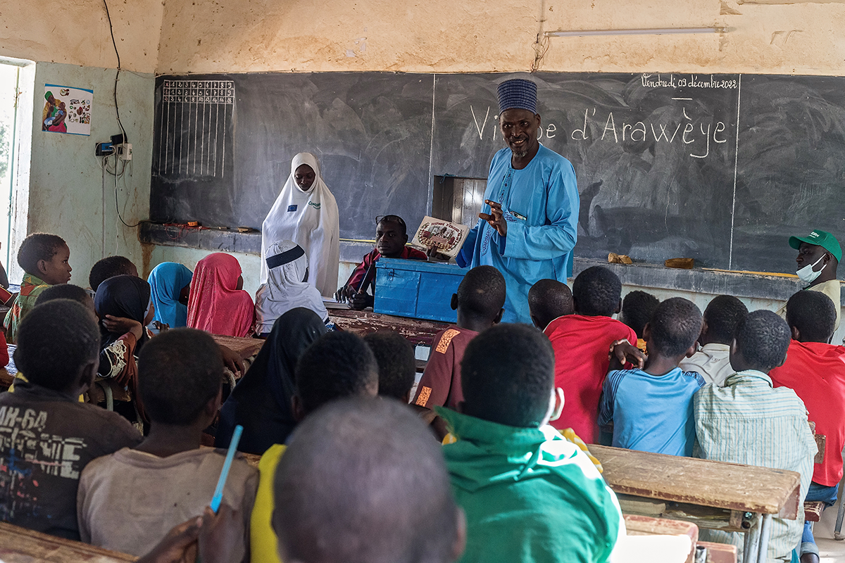 In Niger, Concern equipped 20 villages with library boxes to improve reading practices for children, for whom access to textbooks and books is very limited.