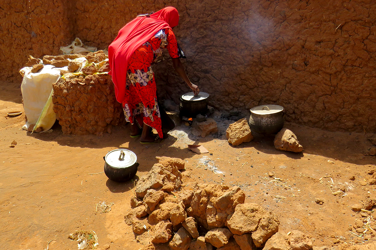 Houwela Chaibou cooks for herself and her three-year-old daughter Zanadiya in Yama Village, Illéla, Niger. (Photo: Concern Worldwide)