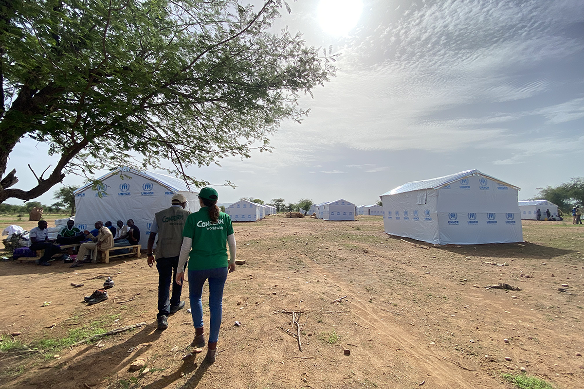 A transit camp set up for Sudanese refugees arriving in Chad. Two months into the conflict, more than 30,000 people had registered at this transit site, just two kilometers across border, with more arriving each day. Over 90% of people in the camp were women and children. They reported feeling unsafe at this location as they feared people could cross the border to attack them. (Photo: Reka Sztopa/Concern Worldwide)