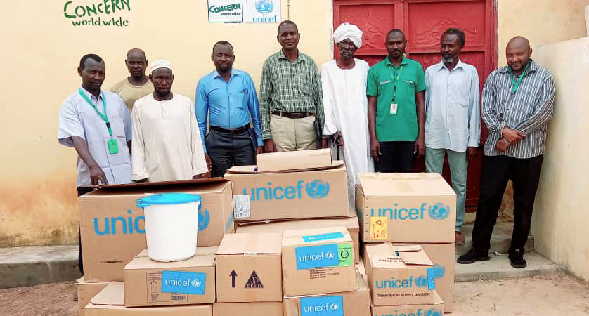 Ahmed (far right) helps deliver essential Unicef medical supplies from N'Djmena, Chad to 10 medical centers supported by Concern in conflict-affected villages in West Darfur. (Photo: Concern Worldwide)