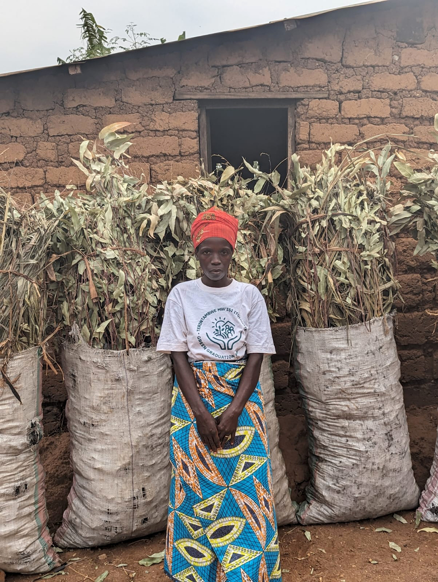 Kwizerimana Magnifique from Murwi, Cibitoke Province received a series of regular payments, which ensured that her family’s basic needs were met. She also received a once-off, larger payment which acted as capital to set up her charcoal business. (Photo: Mark Furlong/Concern Worldwide)