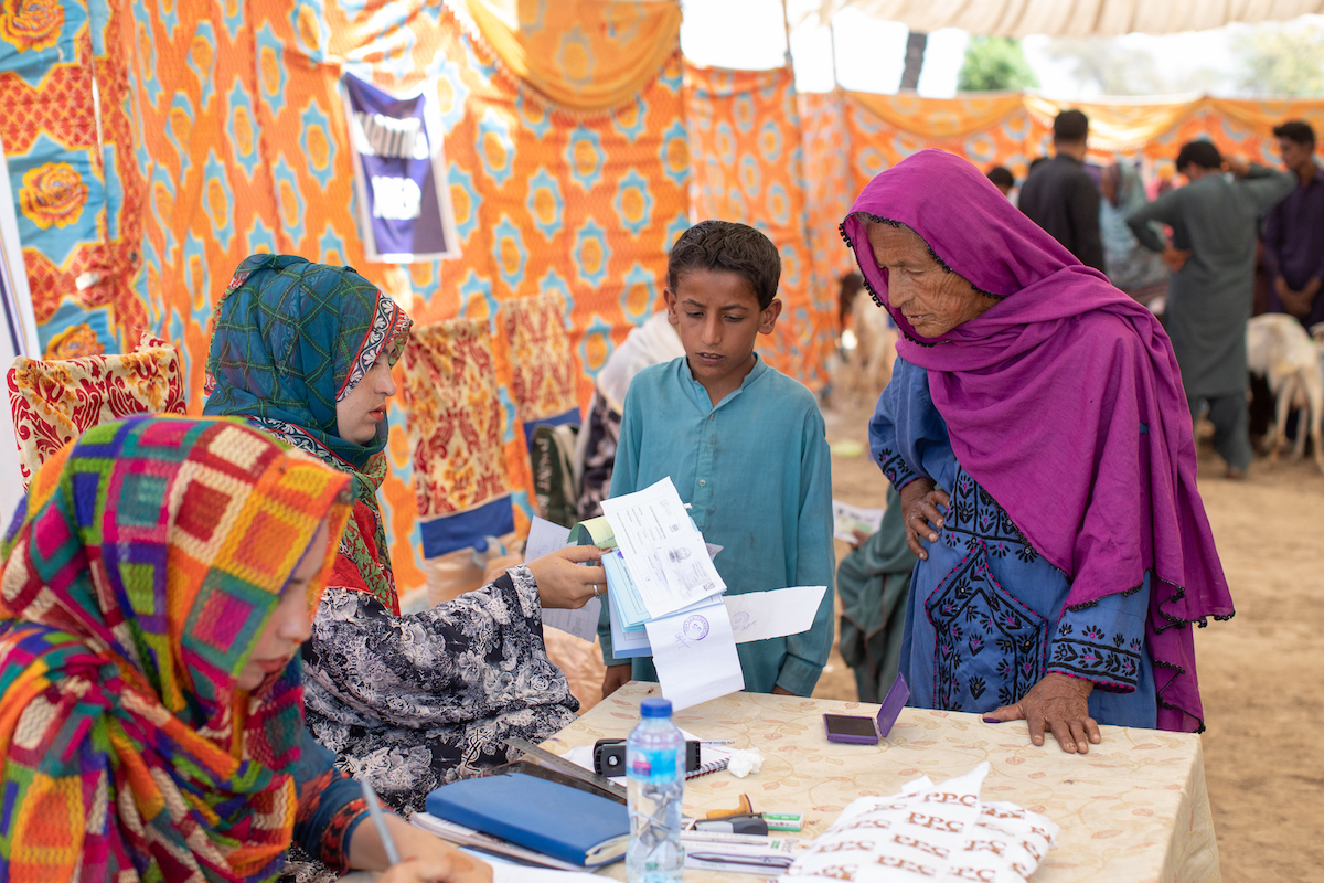 Sindh resident Khairi (80) and her grandson attend a goat market facilitated by Concern Worldwide. The market was part of a program that aims to help vulnerable women from consistently flood-affected areas develop a sustainable livelihood. (Photo: Khaula Jamil/DEC)
