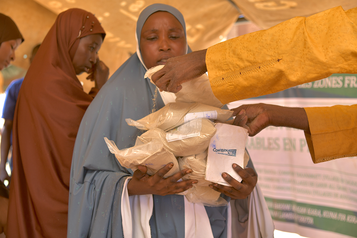 In Niger's conflict-gripped Tahoua region, Mariama Hamidou receives 6 kilograms of fortified flour from Concern Worldwide. She will use it to prepare porridge for her child. (Photo: Concern Worldwide)