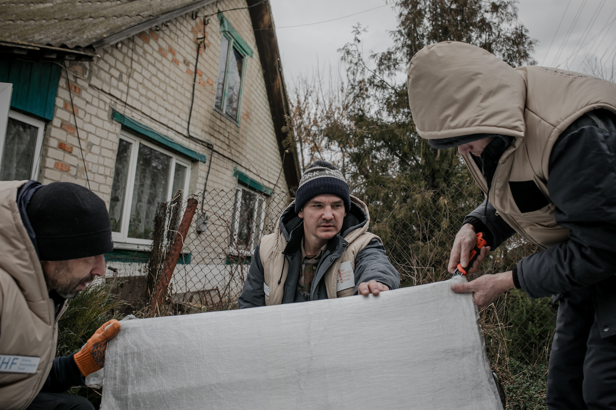 Volunteers of the charity foundation “We Are Brothers, We Are Ukrainians” install stoves and insulation in households in Hontarivka village, Kharkiv Oblast. This winter has been the coldest in Ukraine in more than a decade. Photo: Simona Supino/Concern Worldwide