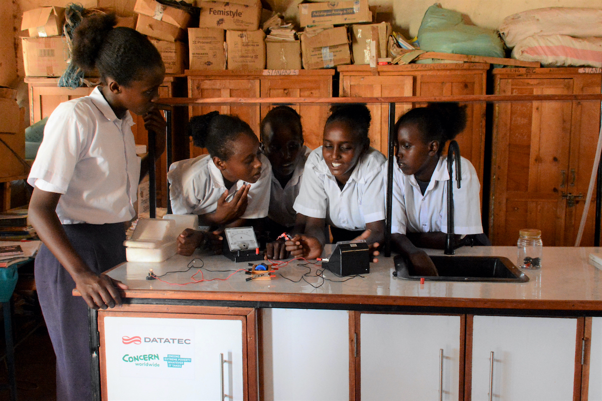 Students in Maikona girls Secondary school take part in a science experiment, using mobile labs facilitated by Datatec and Concern Worldwide. (Photo: Shaloam Strooper/Concern Worldwide)
