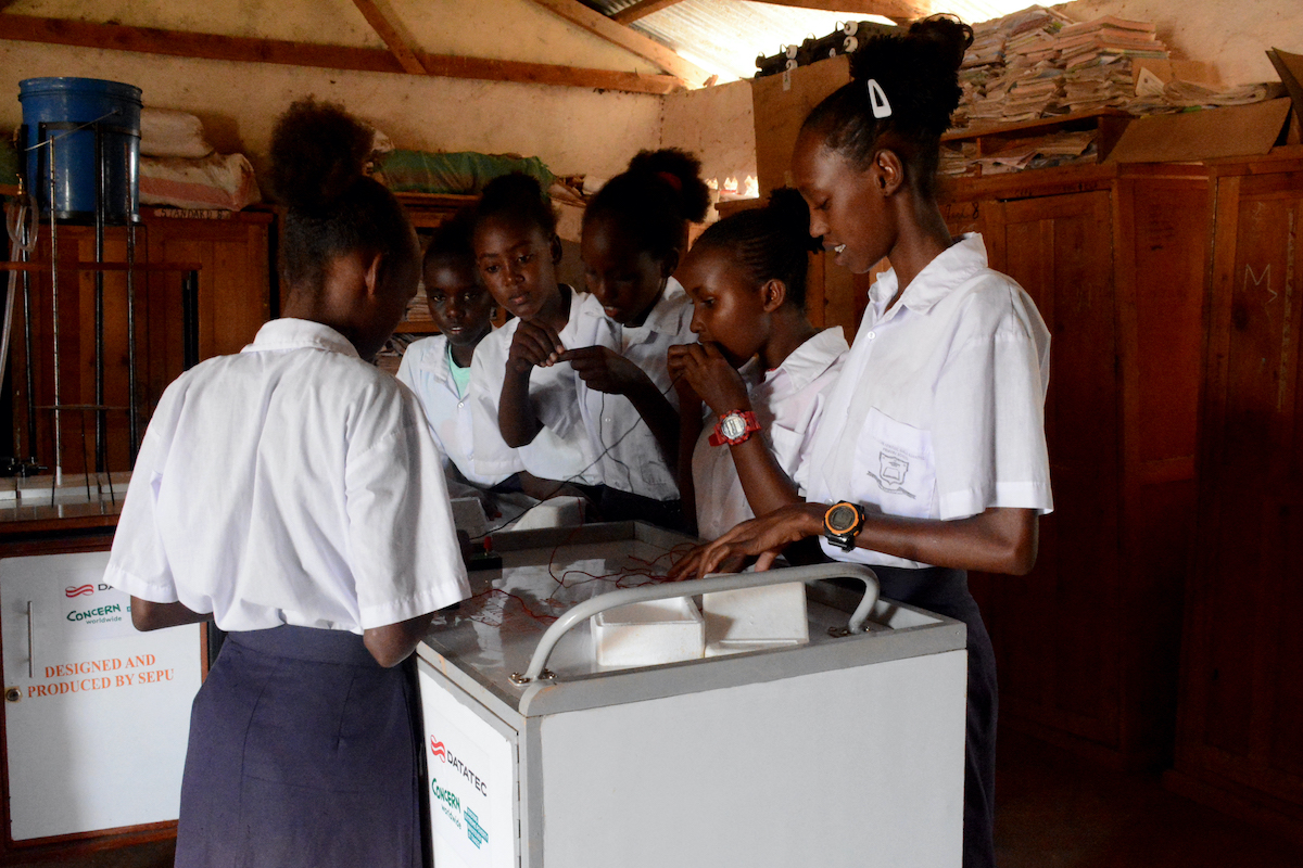 Students in Maikona girls Secondary school take part in a science experiment, using mobile labs facilitated by Datatec and Concern Worldwide. (Photo: Shaloam Strooper/Concern Worldwide)