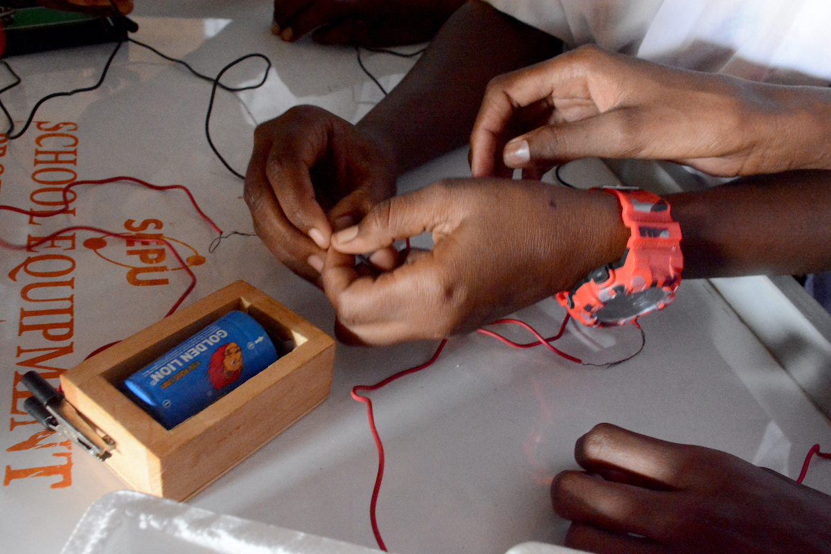 Students in Maikona girls Secondary school take part in a science experiment, using mobile labs facilitated by Datatec and Concern Worldwide. (Photo: Shaloam Strooper/Concern Worldwide)