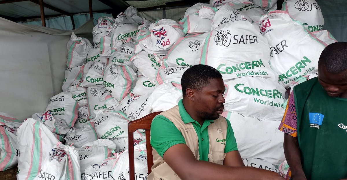 Program participants receive emergency aid at a Concern distribution in Mokoto, DRC as part of the SAFER (Strategic Assistance for Emergency Response) consortium, run by a group of humanitarian agencies. (Photo: Concern Worldwide)