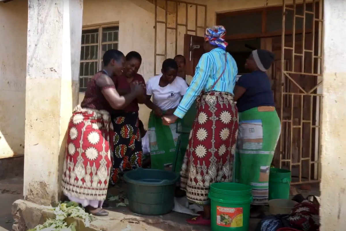 Concern Malawi program participants make biogas out of composted waste. The city Lilongwe generates about 500 tons of waste per day. But for the informal settlements that are a target of this project, they do not receive any type of waste collection service. So as an organization, they came up with a solution that is a sustainable way of managing this waste. (Photo: Concern Worldwide)