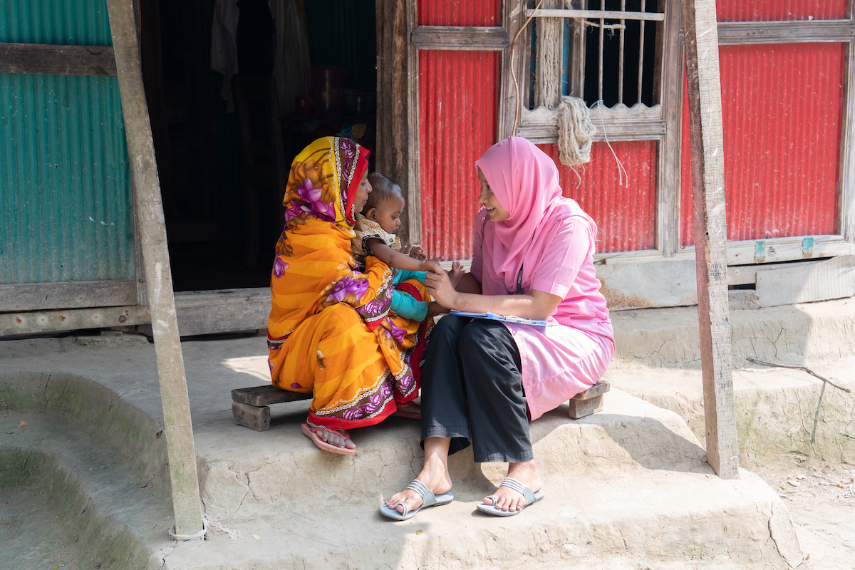 A midwife visits Tasnu and her baby for check ups. (Photo: FrameIn Productions/Concern Worldwide)