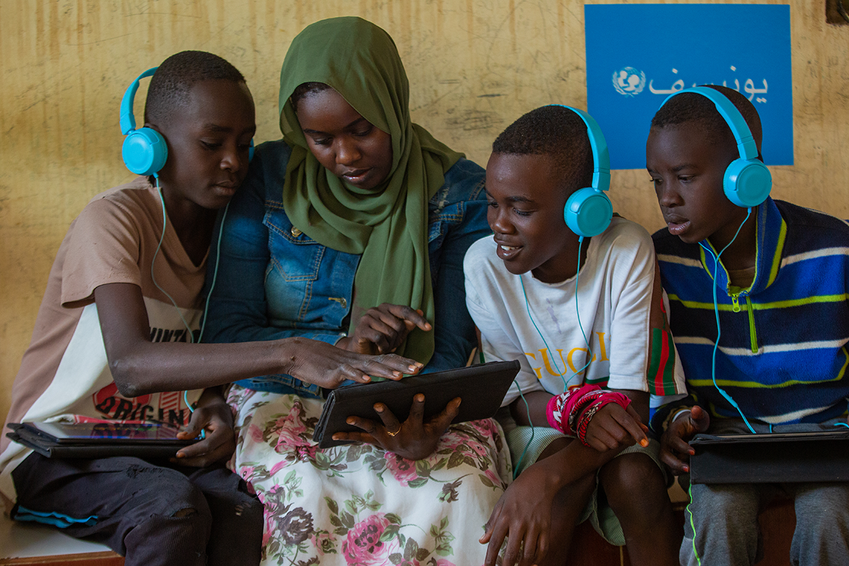 Displaced children participate in a digital learning session at Al Salam internally displaced people’s camp in Kassala state. (Photo: Ahmed Elfatih Mohamdeen/UNICEF)