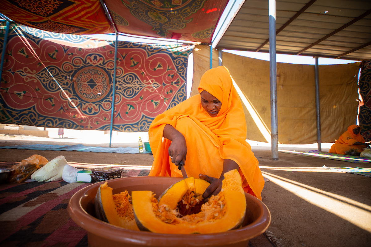 Muzdalifa, a mother and a UNICEF-trained member of the Mother Support Group, trains mothers on proper feeding practices for children via a cooking demonstration. (Photo: Ahmed Elfatih Mohamdeen/UNICEF)