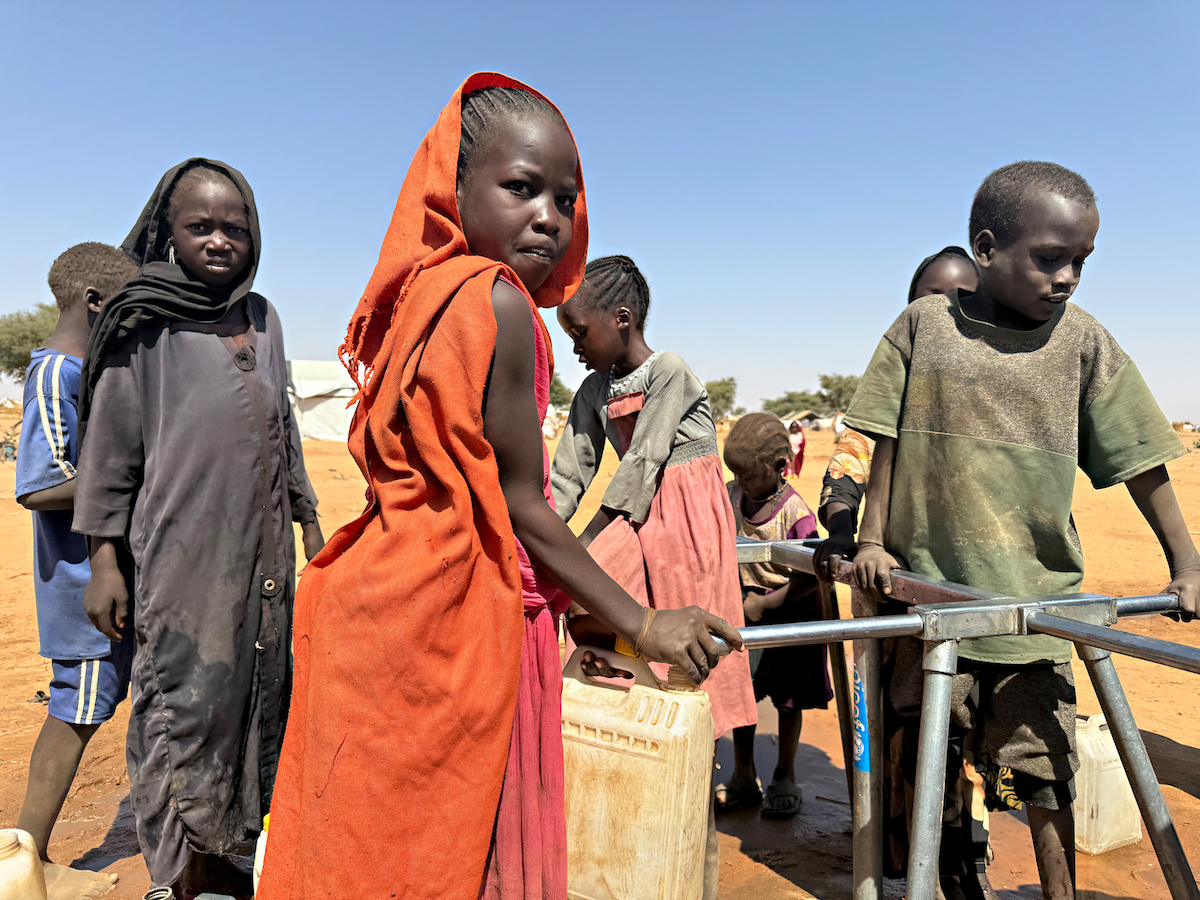 Children collect water at a borehole inside the Adré refugee settlement in Chad. (Photo: Donaig Le Du/UNICEF)