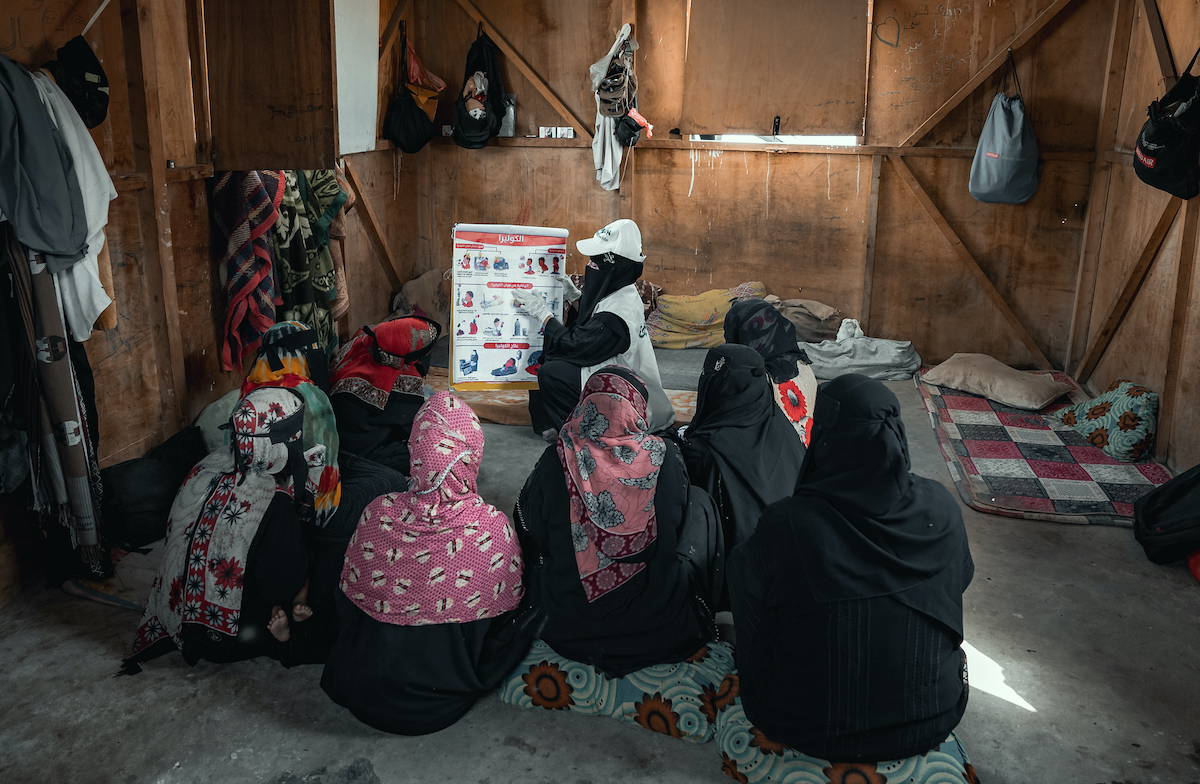 Community Health Volunteer (CHVs) delivering a Cholera awareness and prevention session to Internally displaced people in Lahj Governorate, Yemen. (Photo: Aamar Khalaf/Concern Worldwide)