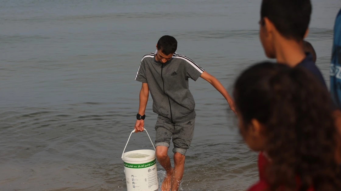 People collect sea water in southern Gaza, to use the water for cooking, cleaning and personal hygiene. (Photo: Concern Worldwide)