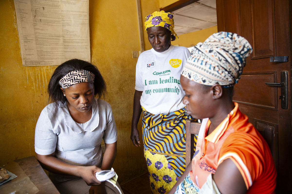 Kadiatu Sanphantu Bangura and her colleague Kabiato Kargbo monitor a patient at Bonka Babay Health Center with the CRADLE VSA. Photo: Kieran McConville/Concern Worldwide