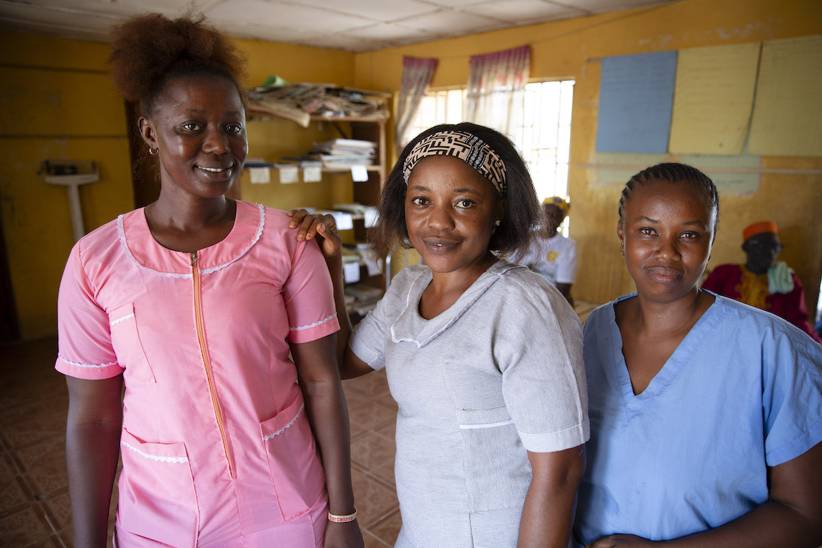 Maternal health aide Rugiatu Sesay, midwife Ethleen Wright (Midwife), and senior midwife Glynis Wusi work in a Concern-supported health center at Mathoir, Tonkolili, Sierra Leone. (Photo: Kieran McConville/Concern Worldwide)