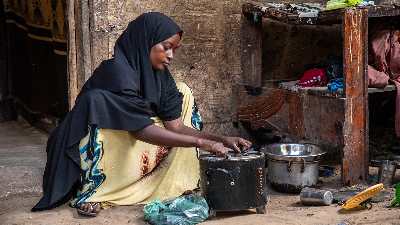 Idil* a mother of seven children, cooks dinner in Wadajir district, Somalia. (Photo: Mustafa Saeed/Concern Worldwide)