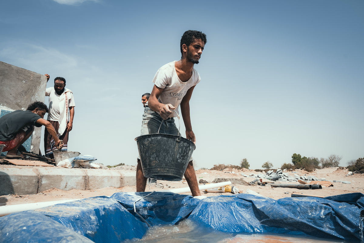Ongoing construction work on the water supply system in Al-Salam IDP site, Aden Governorate. (Photo: Ammar Khalaf/Concern Worldwide)