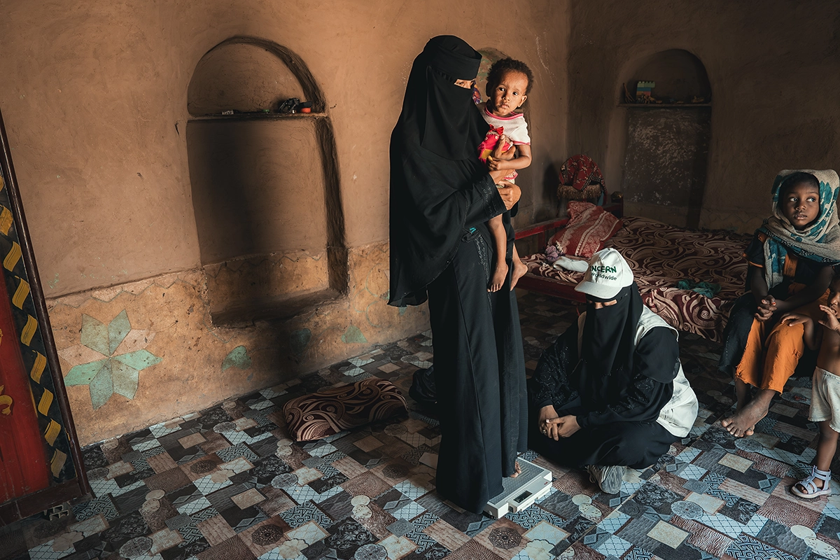 A community health volunteer in Tuban district visits Hana*'s home for a follow up check up on her malnourished daughter Oma*. (Photo: Ammar Khalaf/Concern Worldwide)