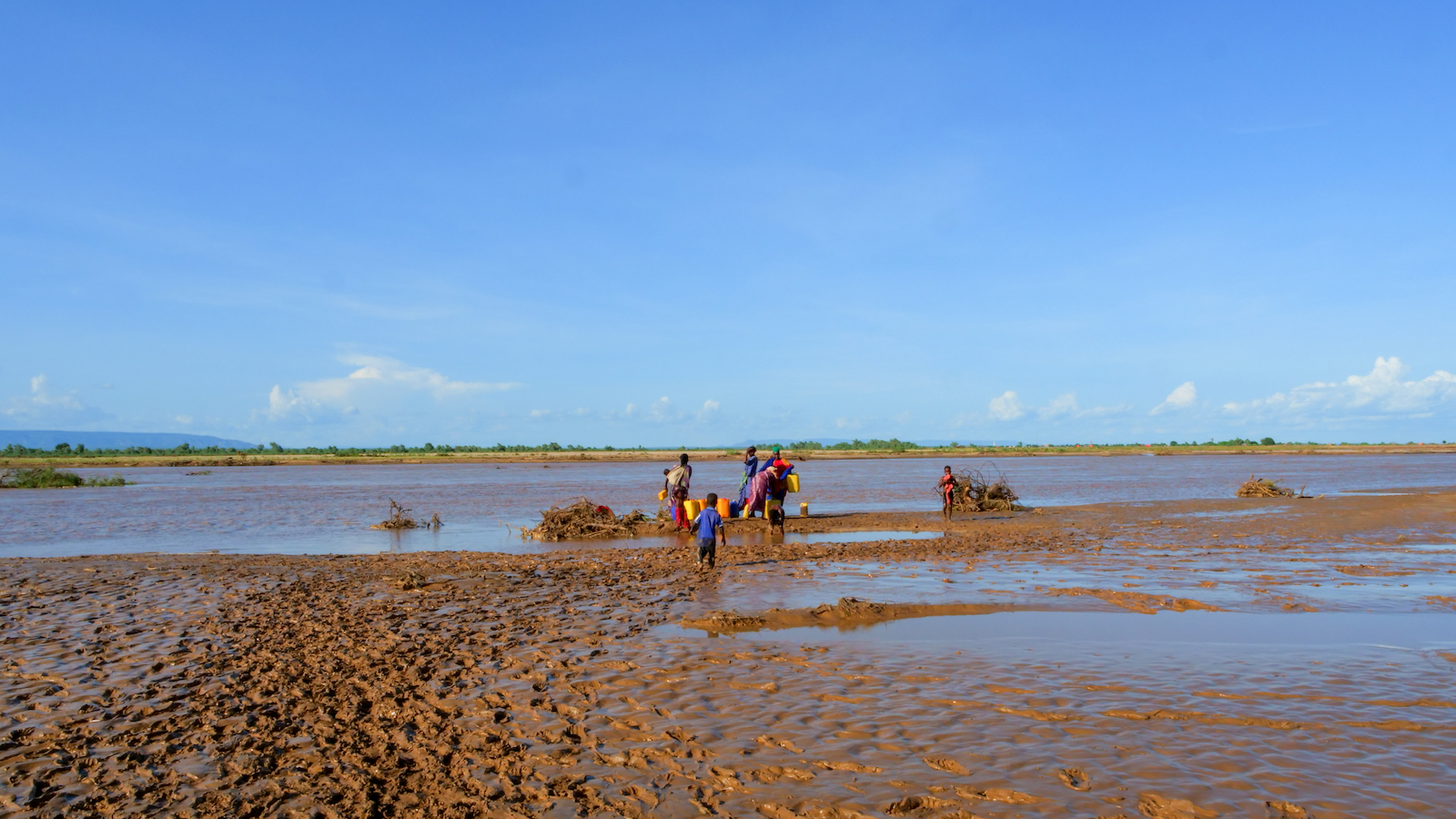 Families fetching water from Shebelle river in west imi. Shebelle river is the only water source available to the communities living in west imi. Photo:Eugene Ikua/Concern Worldwide