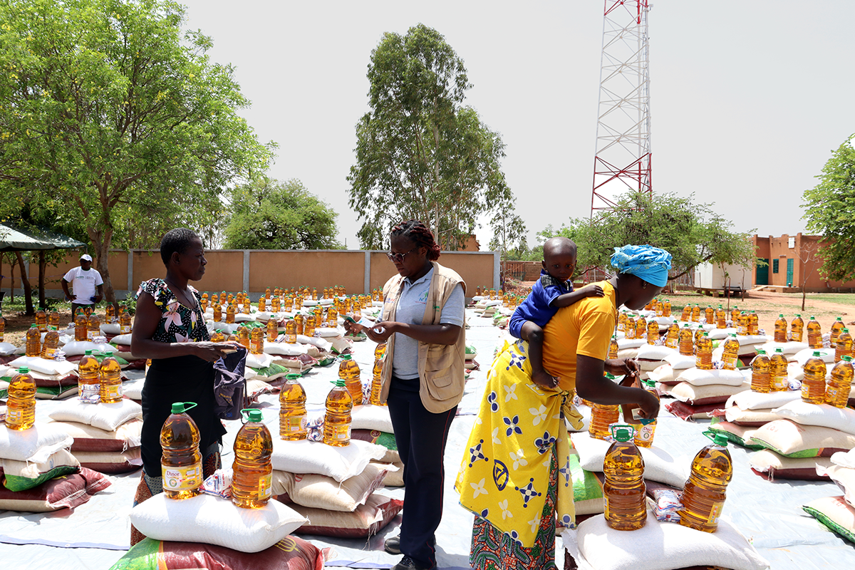 An emergency distribution in Burkina Faso. (Photo: Concern Worldwide)