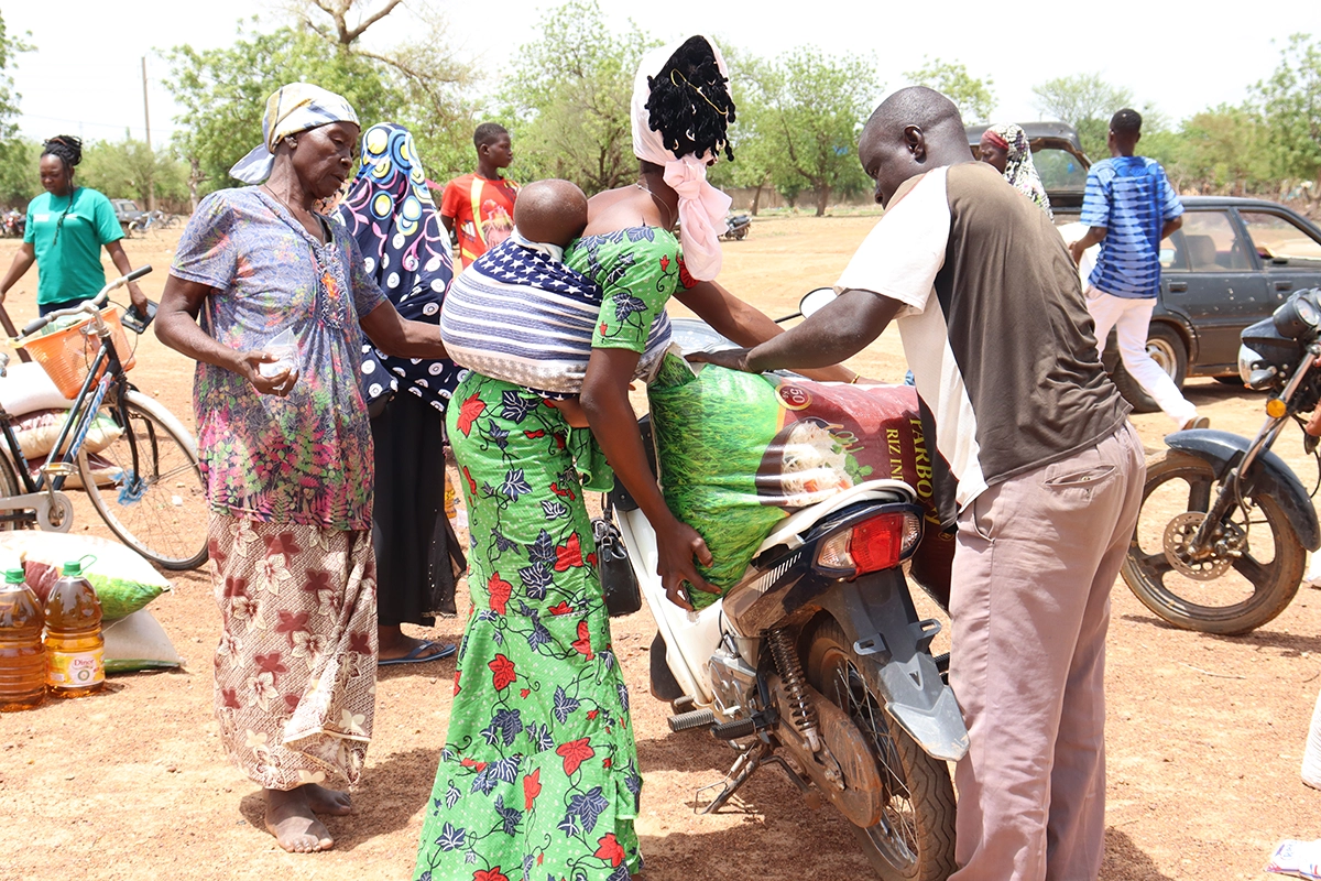 A Burkinabè family load up on rice from an emergency food distribution in Burkina Faso. (Photo: Concern Worldwide)