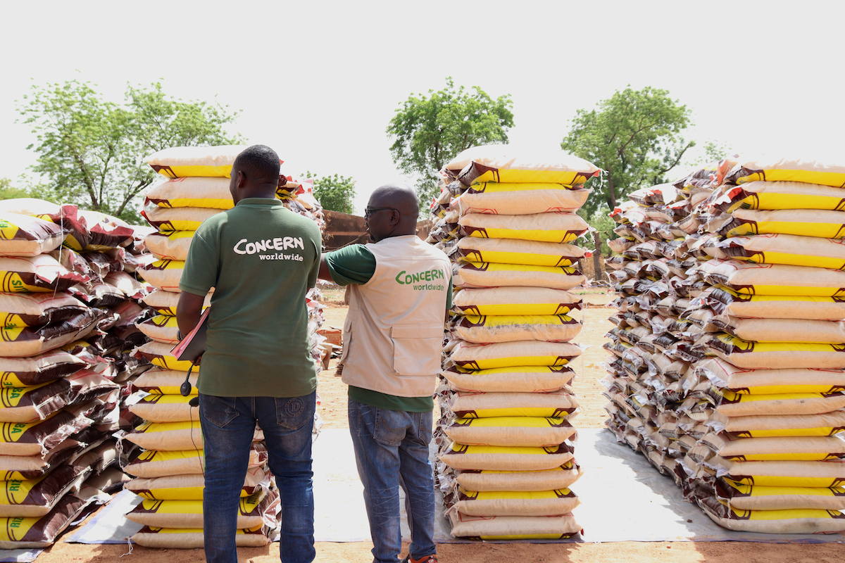 Concern staff checking and unloading produce for the distribution of food in Koupéla area. (Photo: Concern Worldwide)