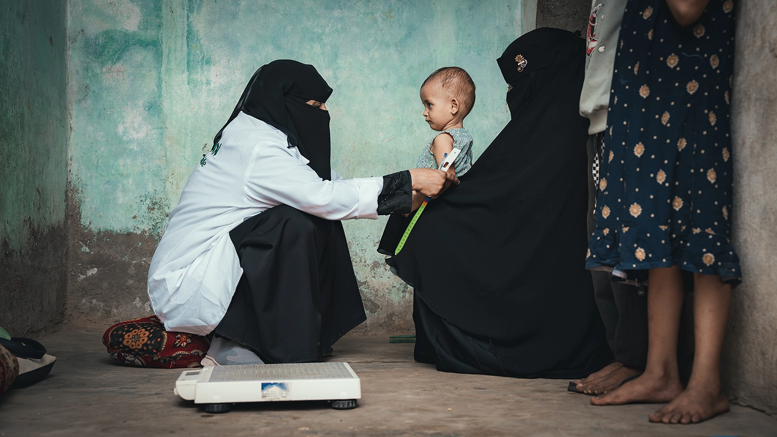 The Community Health Volunteer (CHV) supported by Concern visits Hana*'s home for a follow up check up on her malnourished daughter, Oma*. (Photo: Ammar Khalaf/Concern Worldwide)