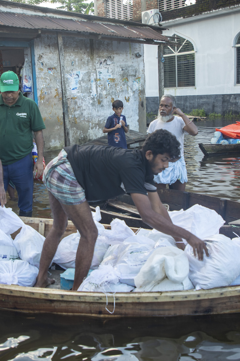 Initial emergency distributions following the 2024 floods in Bangladesh take place in Noakhali district. (Photo: Akram Hossain/Concern Worldwide)