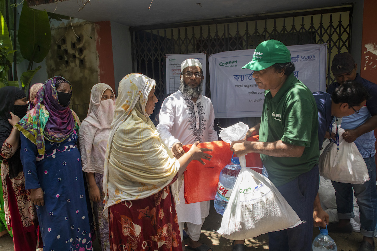 Initial emergency distributions following the 2024 floods in Bangladesh take place in Noakhali district. (Photo: Akram Hossain/Concern Worldwide)