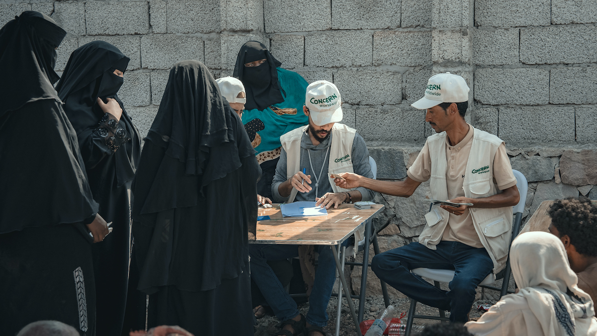 The Concern Yemen team distribute shelter materials to people affected by the sandstorm that struck Al Anad IDP Camp, Tuban District. (Photo: Ammar Khalaf/Concern Worldwide)